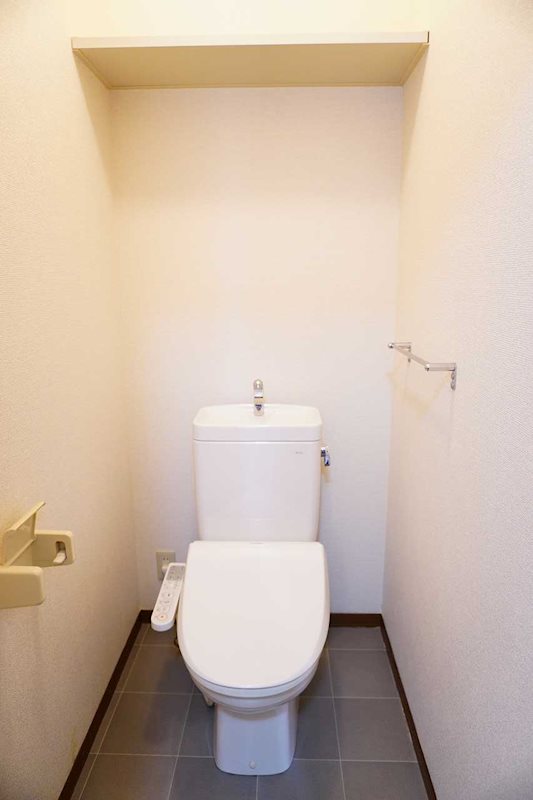 トイレ　トイレは快適な温水洗浄便座付き