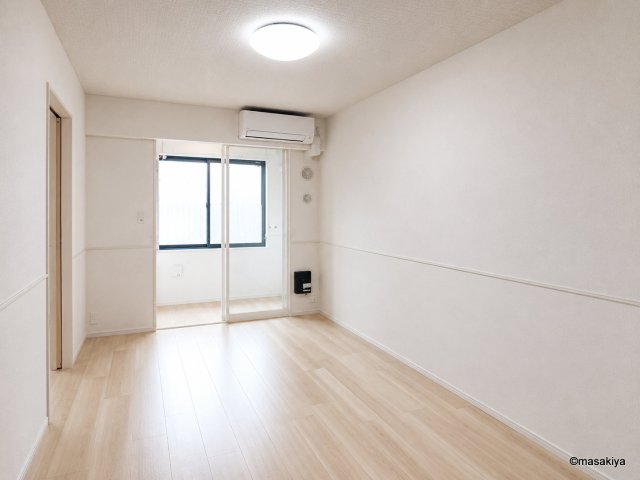 居室・リビング　写真は同タイプのものです。参考になさってください。