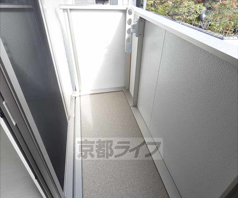 バルコニー　物干し竿掛けは備え付けになります。