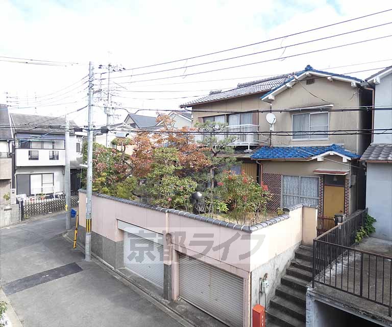 眺望　閑静な住宅街の中に位置しています。