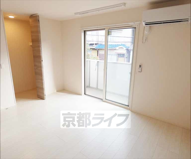 居室・リビング　エアコン付きの広々としたお部屋です。