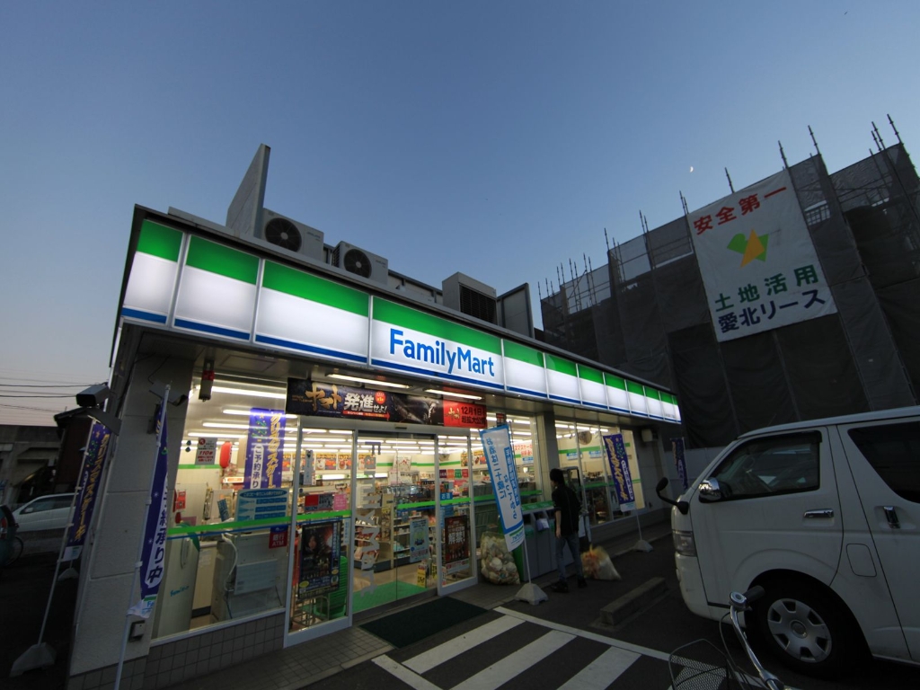 コンビニ　ファミリーマート 中小田井二丁目店（コンビニ）（コンビニ）まで640m