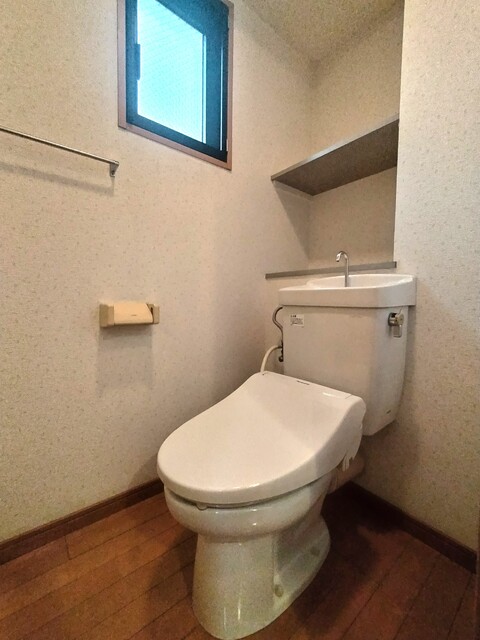 トイレ　落ち着いた色調のトイレです