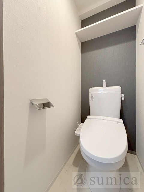 トイレ　人気アイテムの温水洗浄便座。清潔感のあるトイレです。