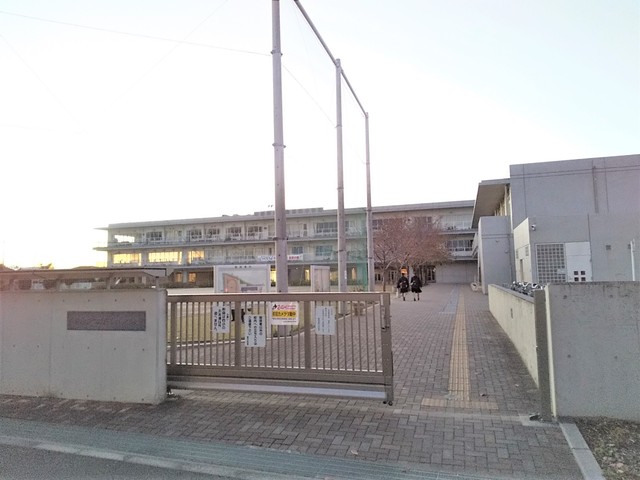 小学校　朝霞市立朝霞第四小学校（小学校）まで65m