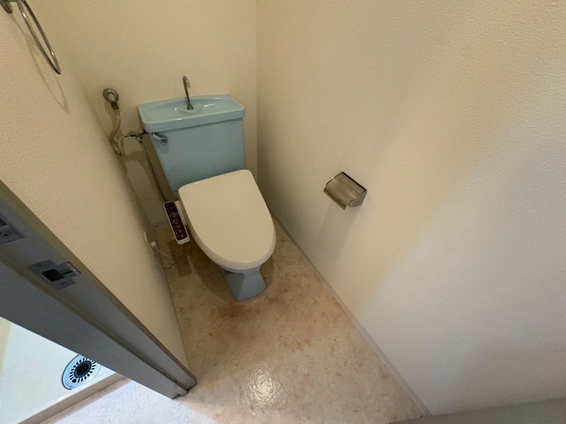 トイレ　こちらはトイレです。清潔感があり、安心して使用できます。