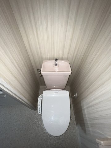 トイレ　温水洗浄便座付きのトイレです♪