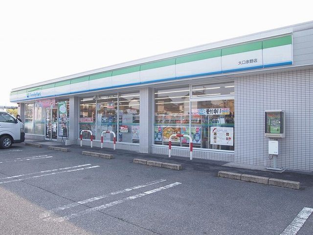 コンビニ　ファミリーマート（コンビニ）まで670m