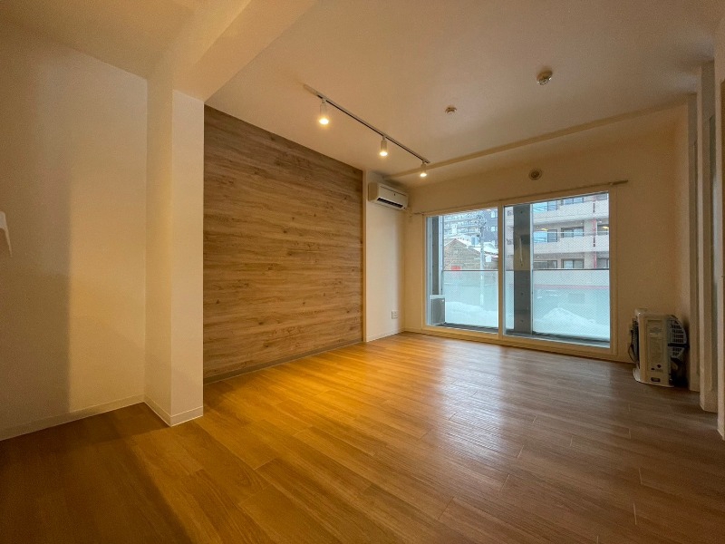 居室・リビング　木目のフローリングは落ち着きのある印象のお部屋になりますね。