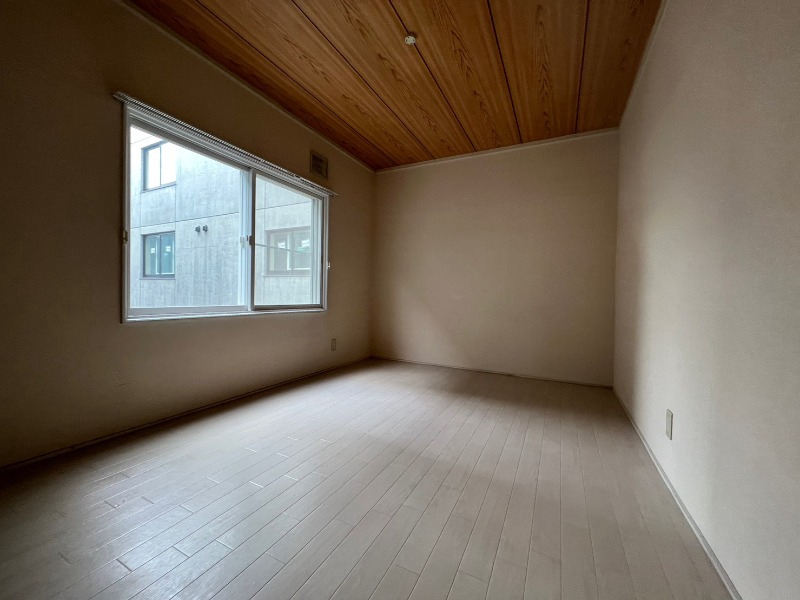 その他部屋・スペース　寝室はこちらです。光が差し込む、温かみのあるお部屋です。