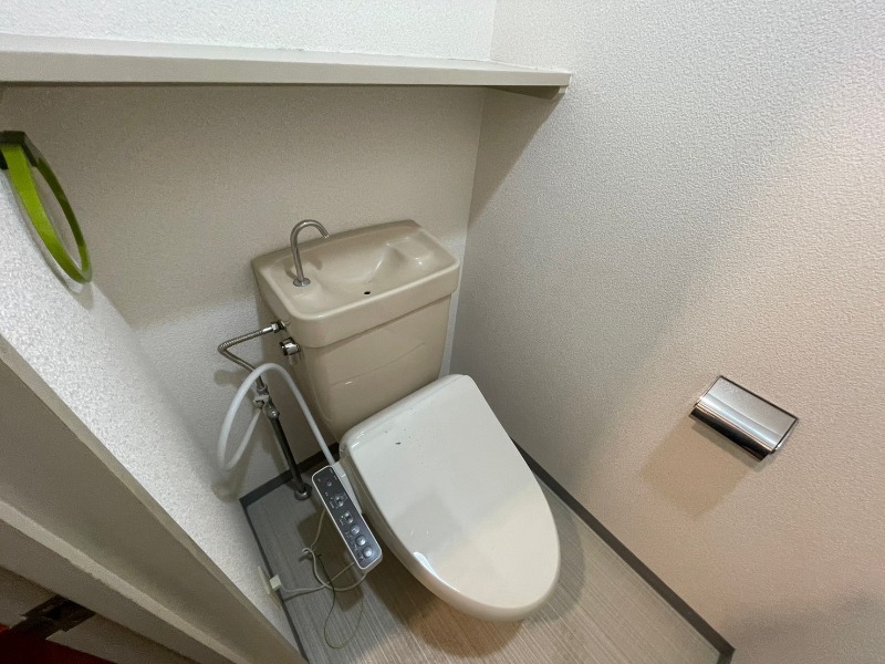 トイレ　ウォシュレット機能がついたトイレ。安心して使用できますね。