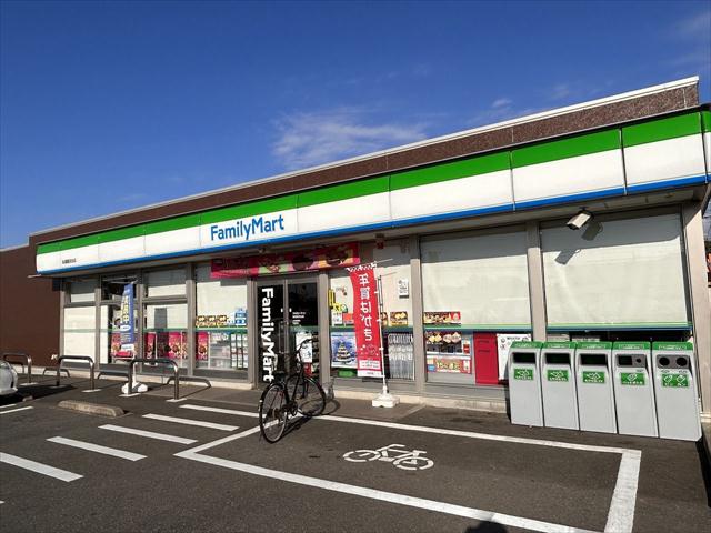 コンビニ　ファミリーマート（コンビニ）まで836m