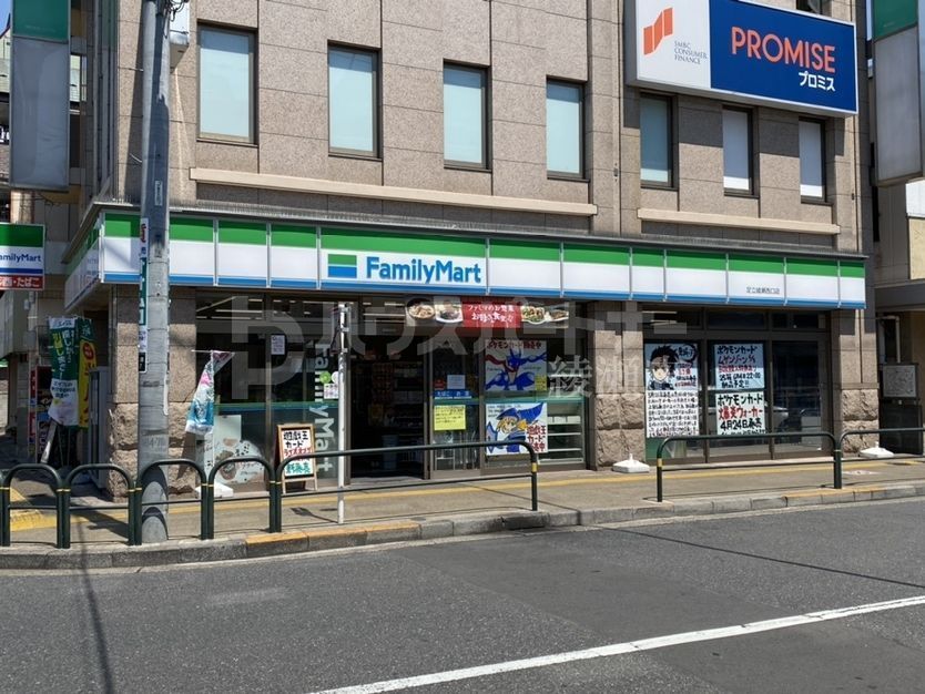 コンビニ　ファミリーマート足立綾瀬西口店（コンビニ）まで240m