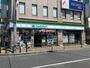 コンビニ　ファミリーマート足立綾瀬西口店（コンビニ）まで240m