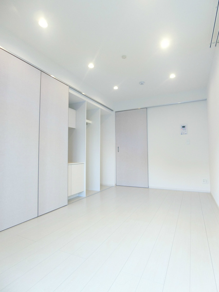 居室・リビング　優しい色合いの床材を使用した居住空間です。