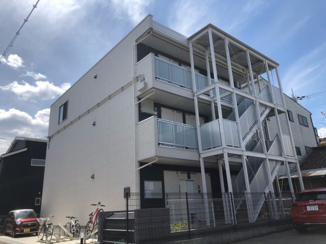 建物外観　宅配ボックス付きで便利です！
