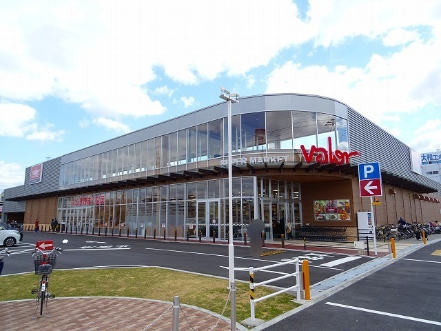 スーパー　バロー高槻店（スーパー）まで382m