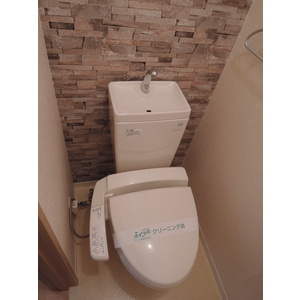 トイレ　温水洗浄便座付きのトイレです♪