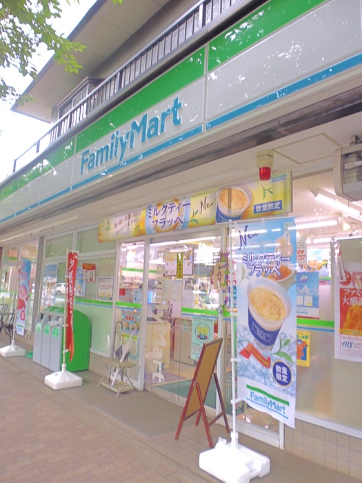 コンビニ　ファミリーマート（コンビニ）まで210m