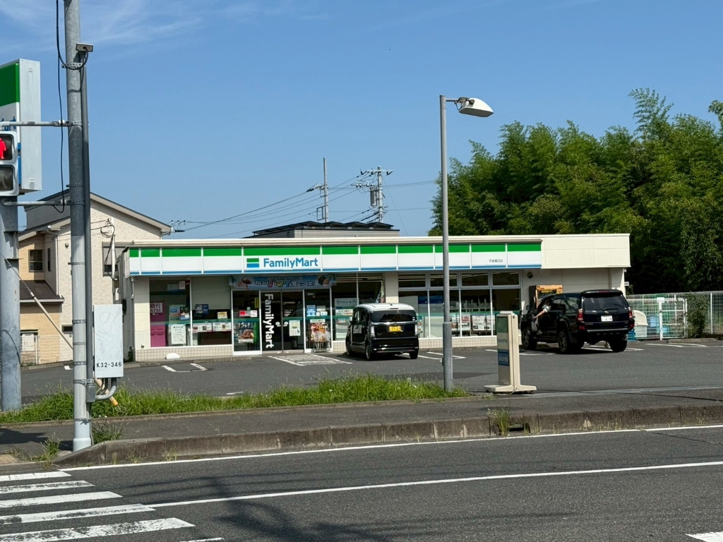 コンビニ　ファミリーマート 平塚真田店（コンビニ）まで420m