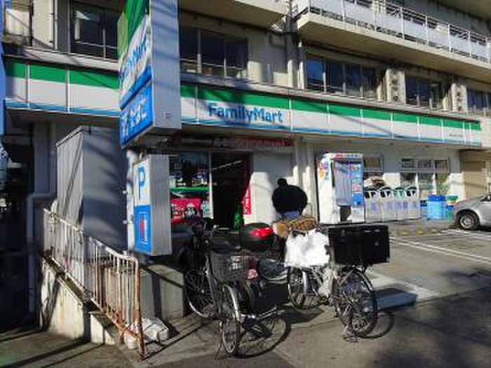 コンビニ　ファミリーマート幡ヶ谷三丁目店（コンビニ）まで218m