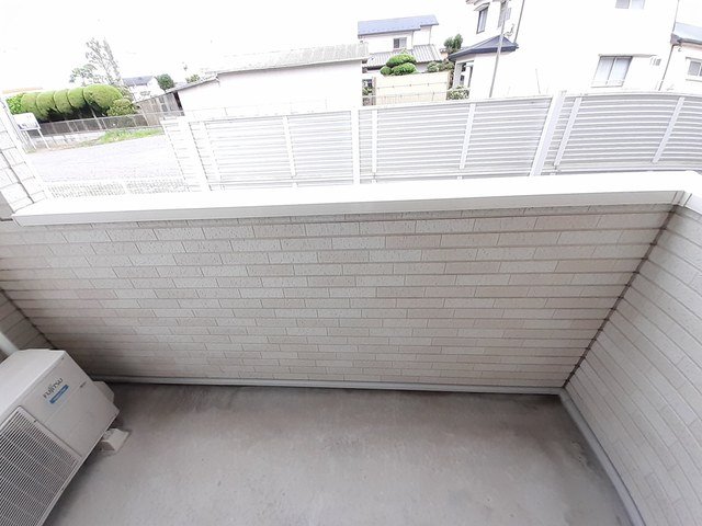 バルコニー　暖かな日差しのふりそそぐバルコニー