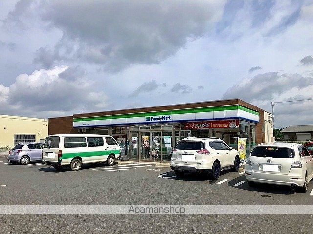 コンビニ　ファミリーマート（コンビニ）まで566m