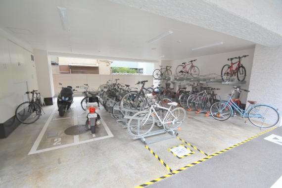 駐車場　敷地内にある駐輪場。雨の日にはうれしい屋根つきです。