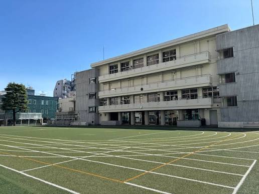小学校　港区立青山小学校（小学校）まで414m