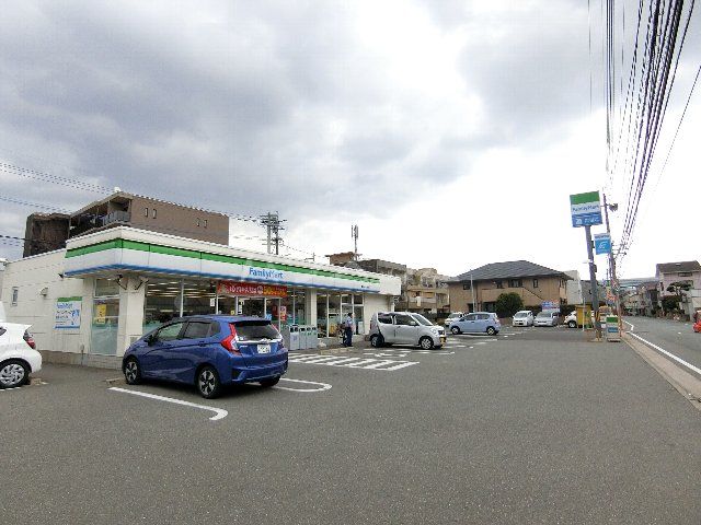 コンビニ　ファミリーマート吉塚二千年通り店（コンビニ）まで527m