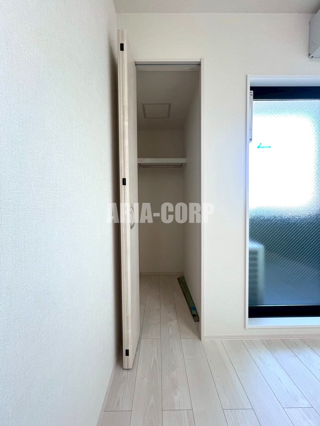 収納　クローゼット。上部には便利な棚がございます！