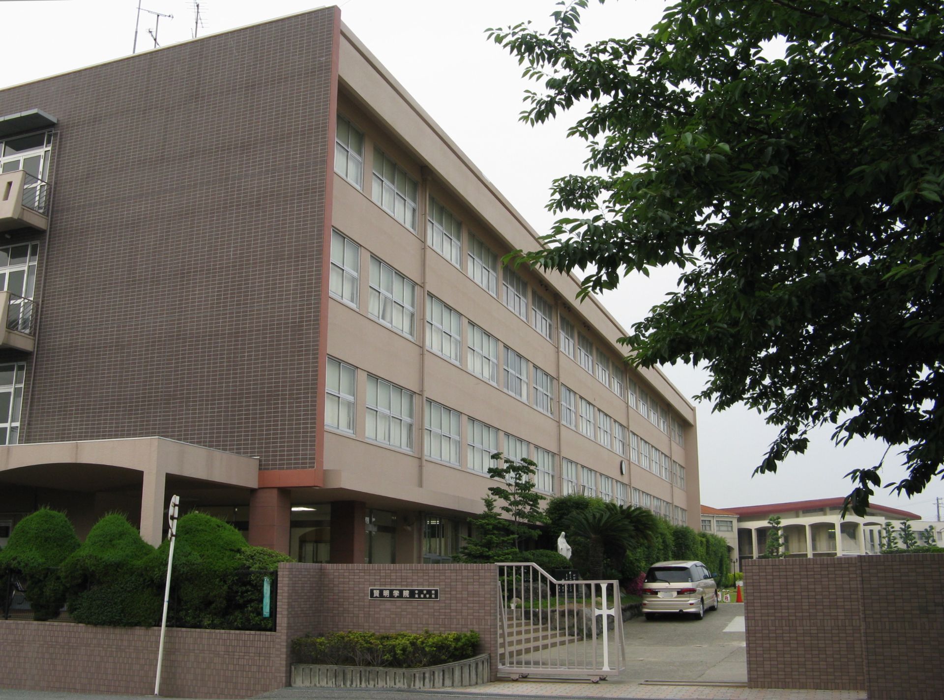 小学校　賢明学院（小学校）まで210m
