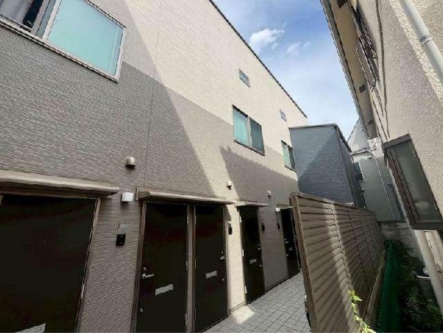 建物外観　ネット無料。ネット無料なら月々実質4000円程度のコストがか