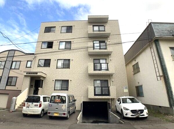 建物外観　今なら駐車場も空きあります♪