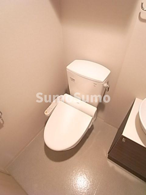 トイレ　落ち着いた色調のトイレです