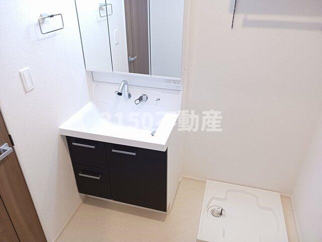 洗面設備　ゆったりとスペースのある洗面所