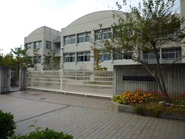 中学校　富田林市立明治池中学校（中学校）まで320m