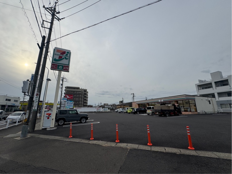 コンビニ　セブンイレブン（コンビニ）まで387m