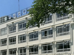 小学校　新宿区立戸山小学校（小学校）まで410m