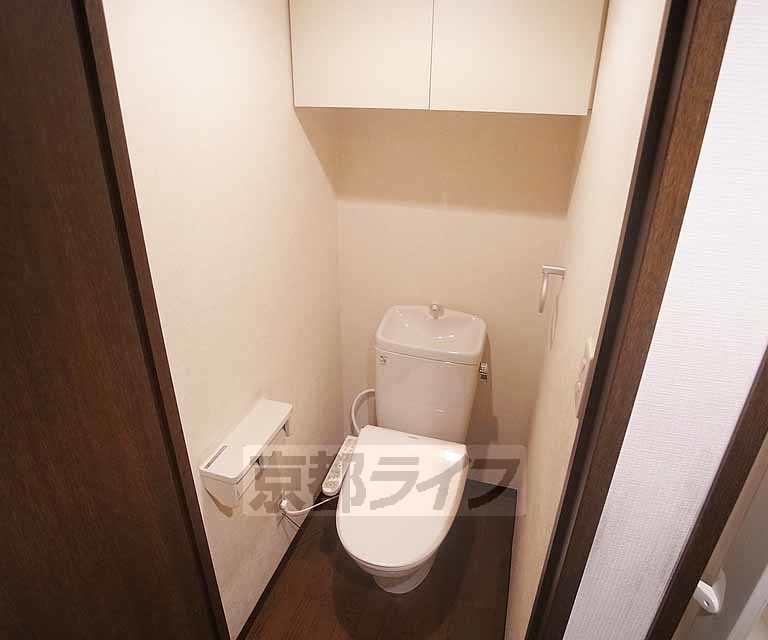 トイレ　棚のある便利なトイレです。