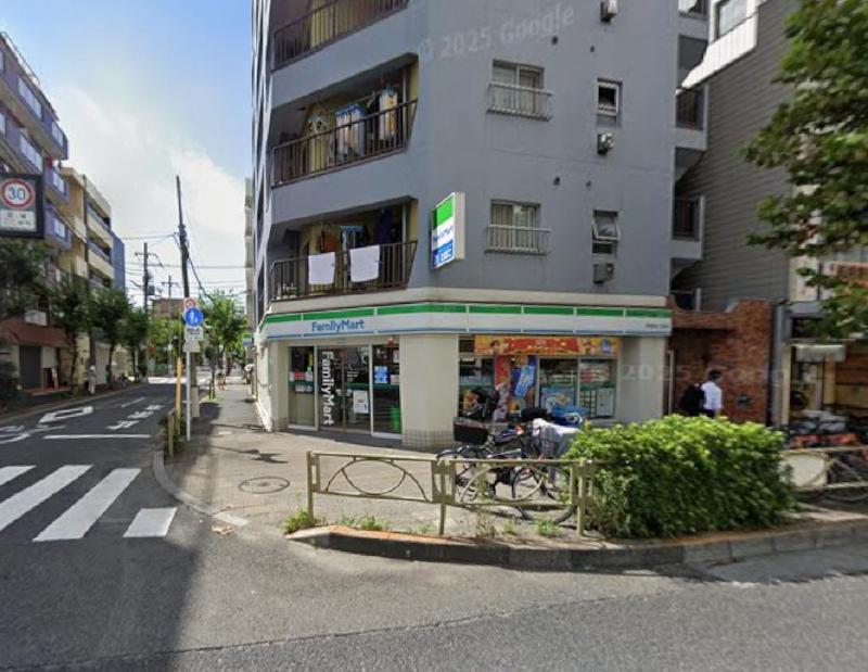 コンビニ　ファミリーマート（コンビニ）まで150m