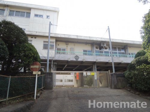 小学校　鎌倉市立山崎小学校（小学校）まで703m