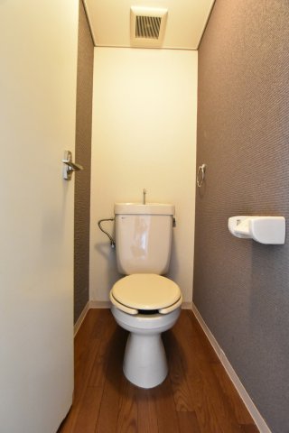 トイレ　別号室の写真です。ご参考までに