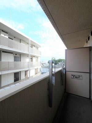 バルコニー　暖かな日差しのふりそそぐバルコニー