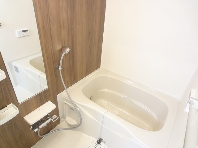 バス・シャワールーム　コンパクトで使いやすいお風呂です