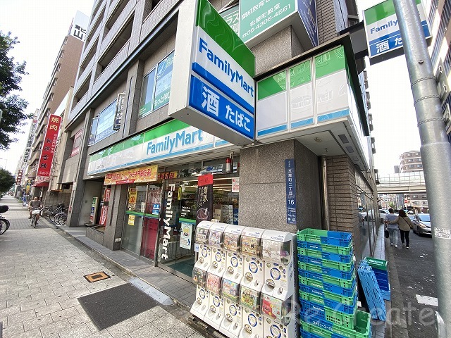コンビニ　ファミリーマート瓦屋町二丁目店（コンビニ）まで104m