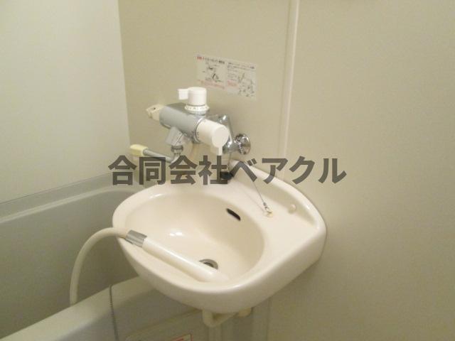 洗面設備　明るい洗面所です