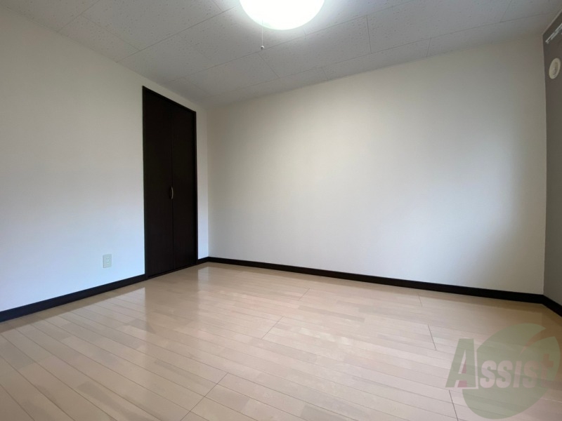 その他部屋・スペース　寝室はこちらです。光が差し込む、温かみのあるお部屋です。