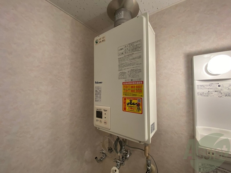 その他設備　給湯器は簡単操作で温度調整ができますよ。