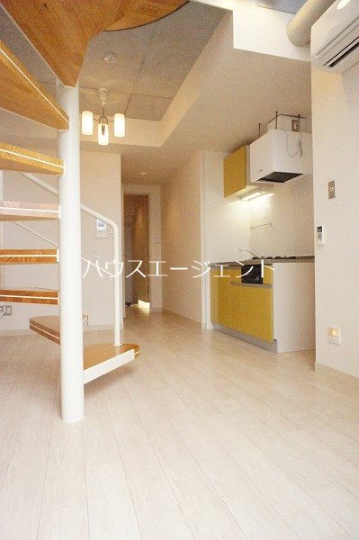 居室・リビング　螺旋階段で上階へ。
